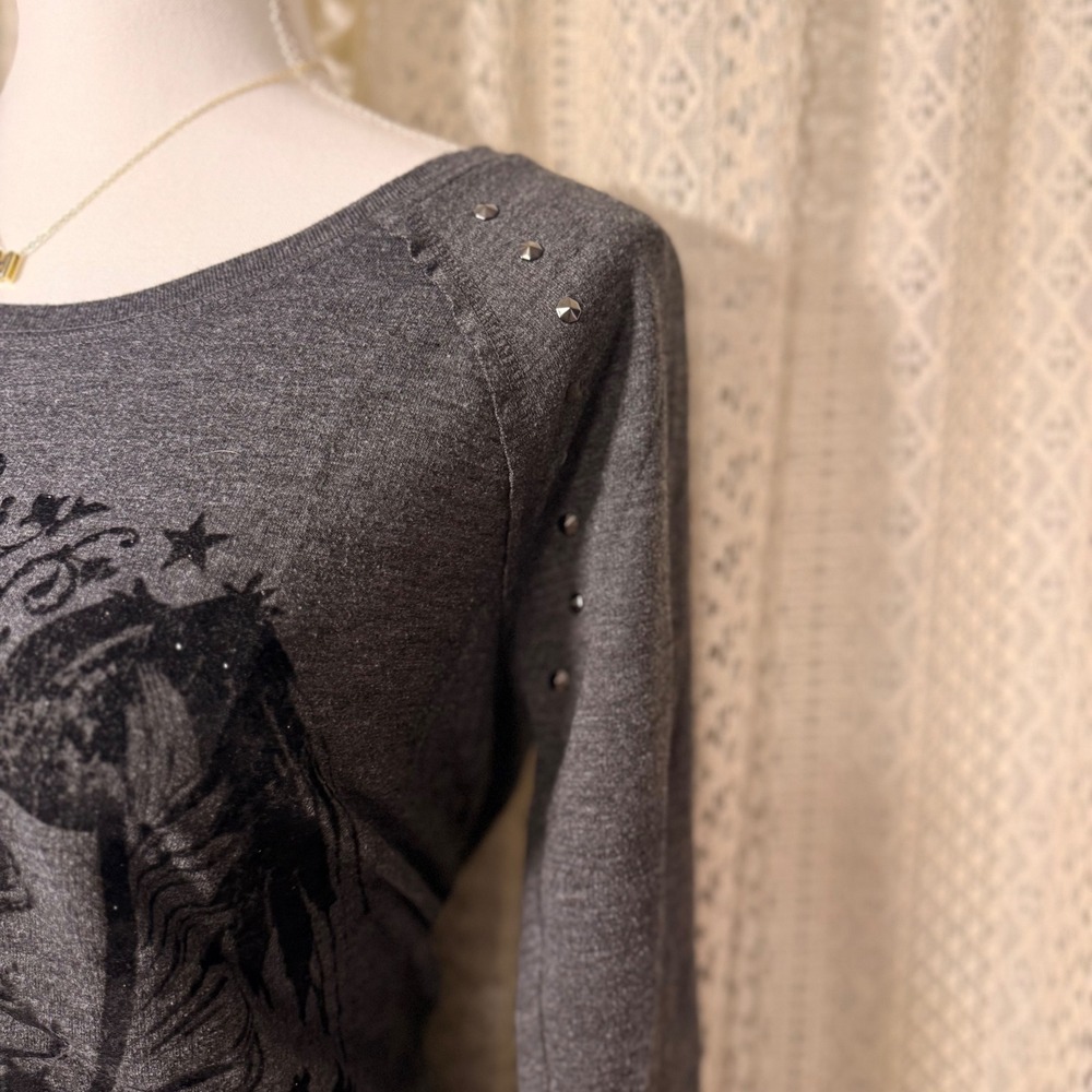 ROCK & REPUBLIC Gray Long Sleeve Crest Lion Studded Top Women's Size S - Picture 3 of 7